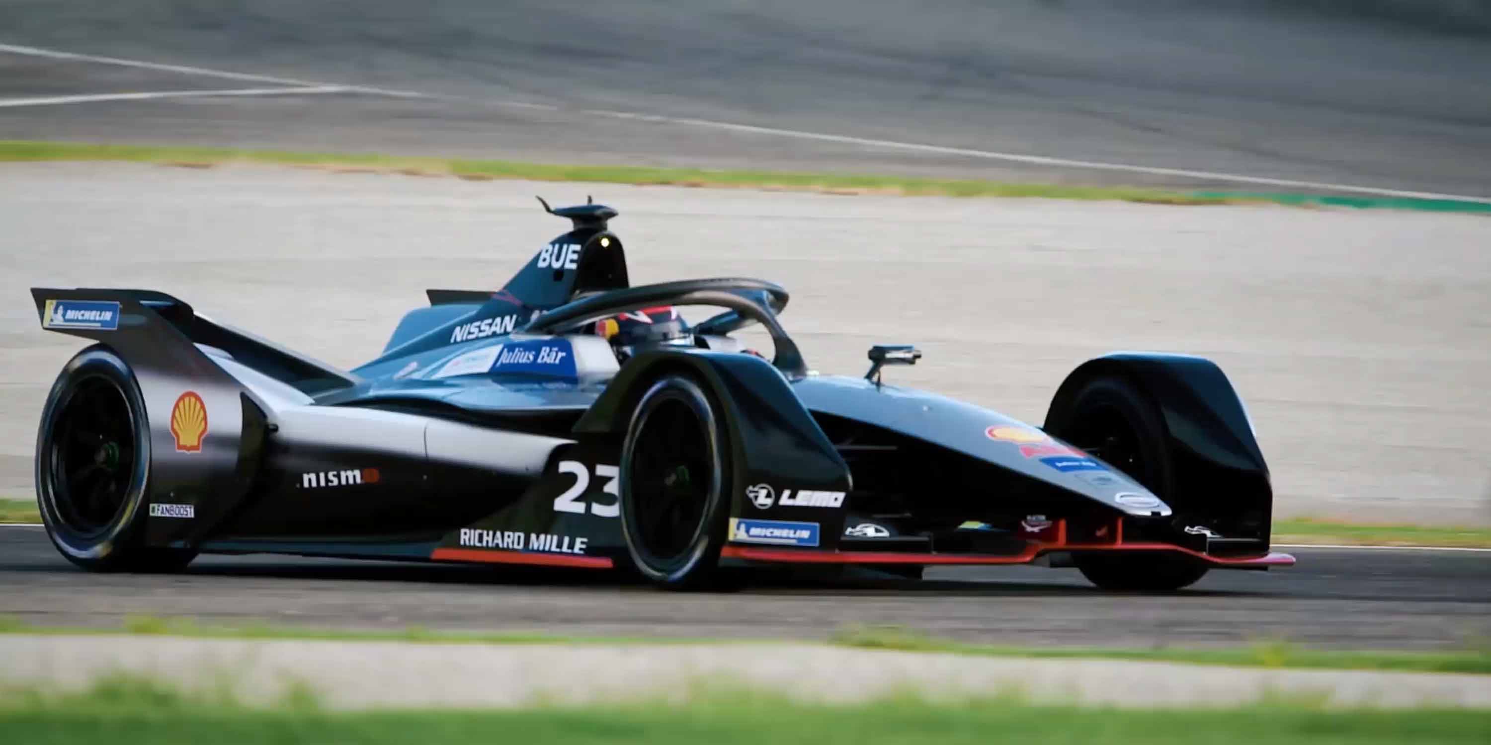 Yolda sürüş Nissan Formula E yarışçısı